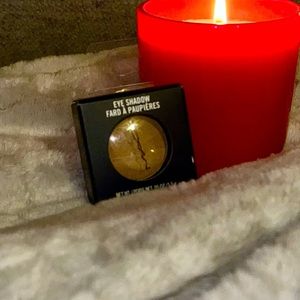 D/C MAC pressed eyeshadow — SOBA